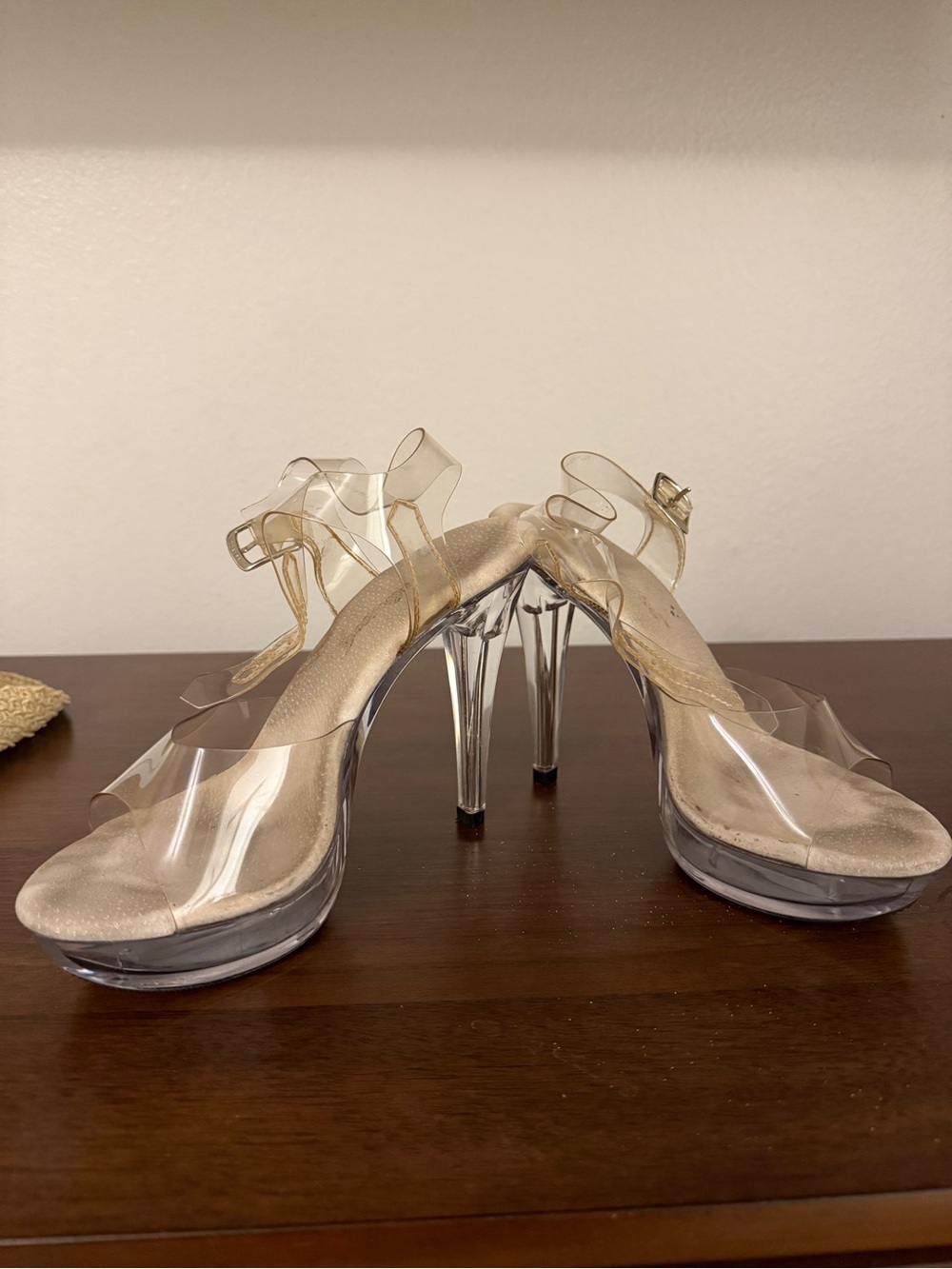 Fabulicious clear posing heels